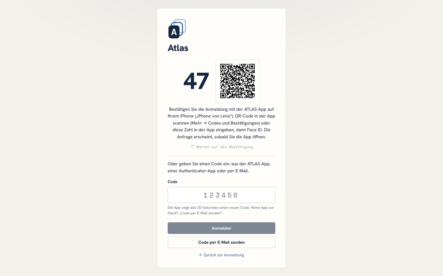Die Anmeldung bei Atlas, zweiter Schritt: Zahl und QR-Code zur Bestätigung mit der iPhone-App, alternativ ein Code aus der App, einer Authenticator-App oder per E-Mail